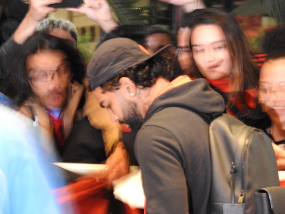 Gabi fala com torcedores do Flamengo em chegada na Argentina &mdash; Foto: Fred Gomes / ge