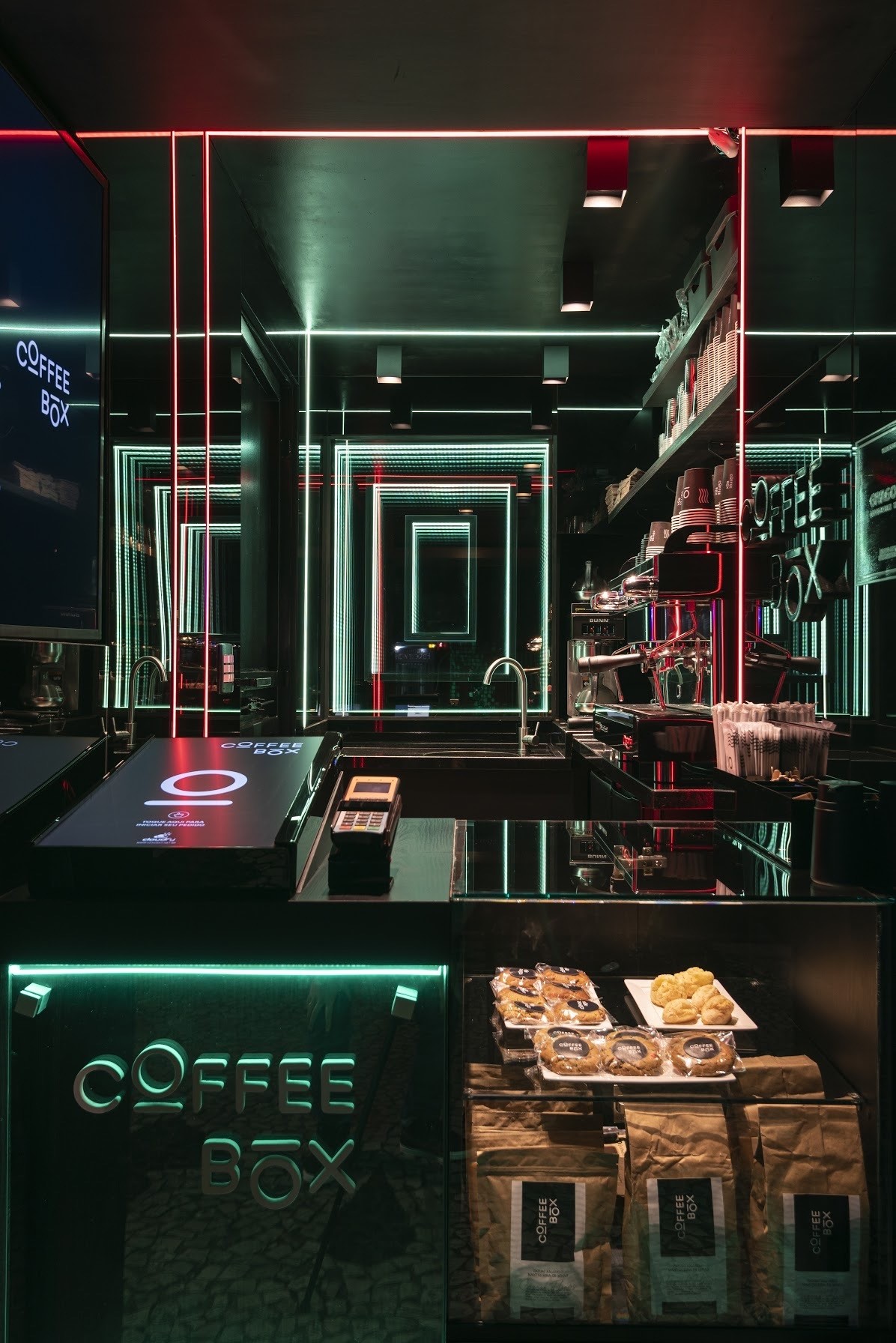 O interior da minicafeteria explora a iluminação com cores e linhas trazendo um conceito urbano e arrojado (Foto: Coffee Box / Divulgação)