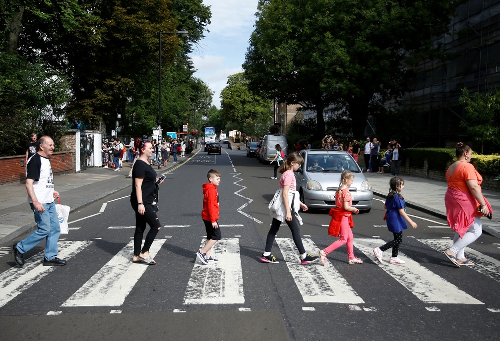Fãs dos Beatles celebram os 50 anos da icônica foto em Abbey Road — Foto: REUTERS/Henry Nicholls