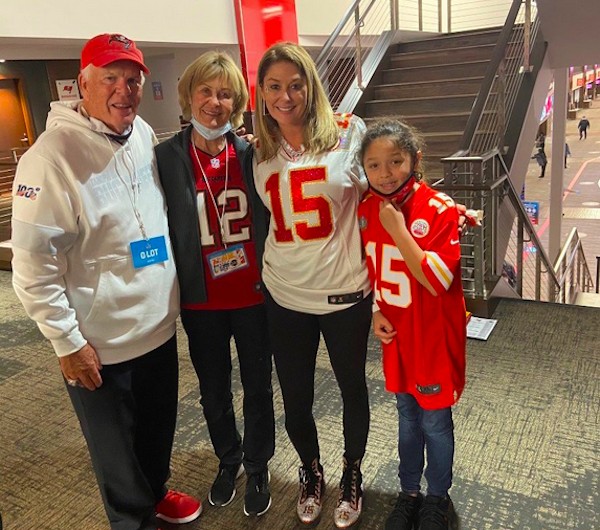 A mãe do jogador de futebol americano Patrick Mahomes, Randi, com os pais de Tom Brady após o Super Bowl LV (Foto: Twitter)