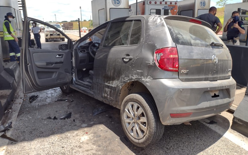 Motorista é preso por falsidade ideológica e receptação após se envolver acidente na BR-324, em Amélia Rodrigues — Foto: Divulgação/PRF