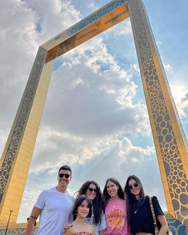 Rodrigo Faro, Vera Viel, e as filhas, Clara, Maria e Helena, estão em Dubai (Foto: Reprodução / Instagram)