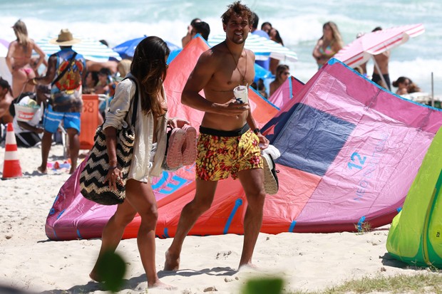 Aline Riscado e Felipe Roque curtem praia juntos (Foto: Dilson Silva / AgNews)