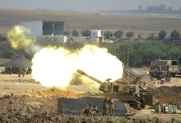 Canhão israelense dispara contra alvos na Faixa de Gaza perto da fronteira nesta terça-feira (29) (Foto: David Buimovitch/AFP)