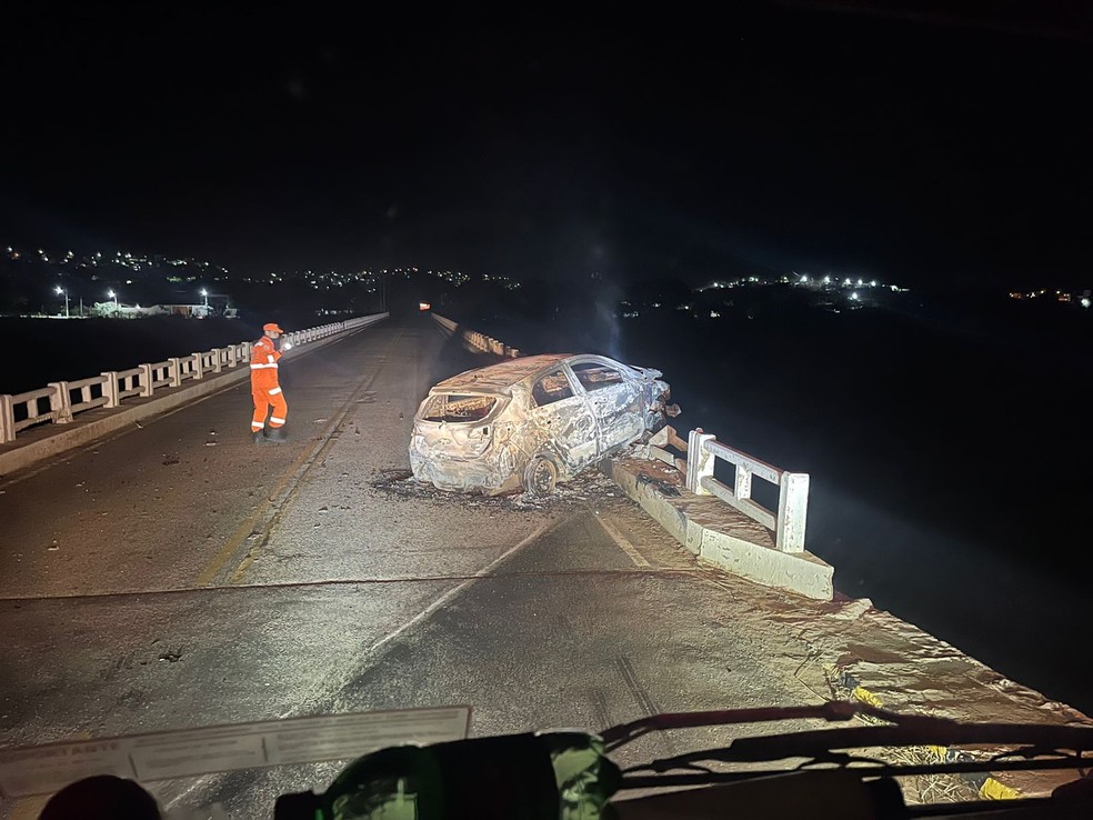 Motorista inabilitado fugiu de blitz e bateu carro em ponte — Foto: Corpo de Bombeiros/Divulgação