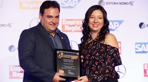 Sergio Fernando Davini Olmos, da Parmeggio, recebe o prêmio de Mariana Iwakura, de PEGN