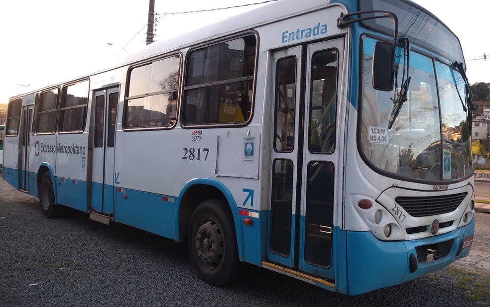 Ônibus intermunicipal foi um dos alvos dos assaltos, nesta manhã — Foto: Rildo de Jesus/TV Bahia
