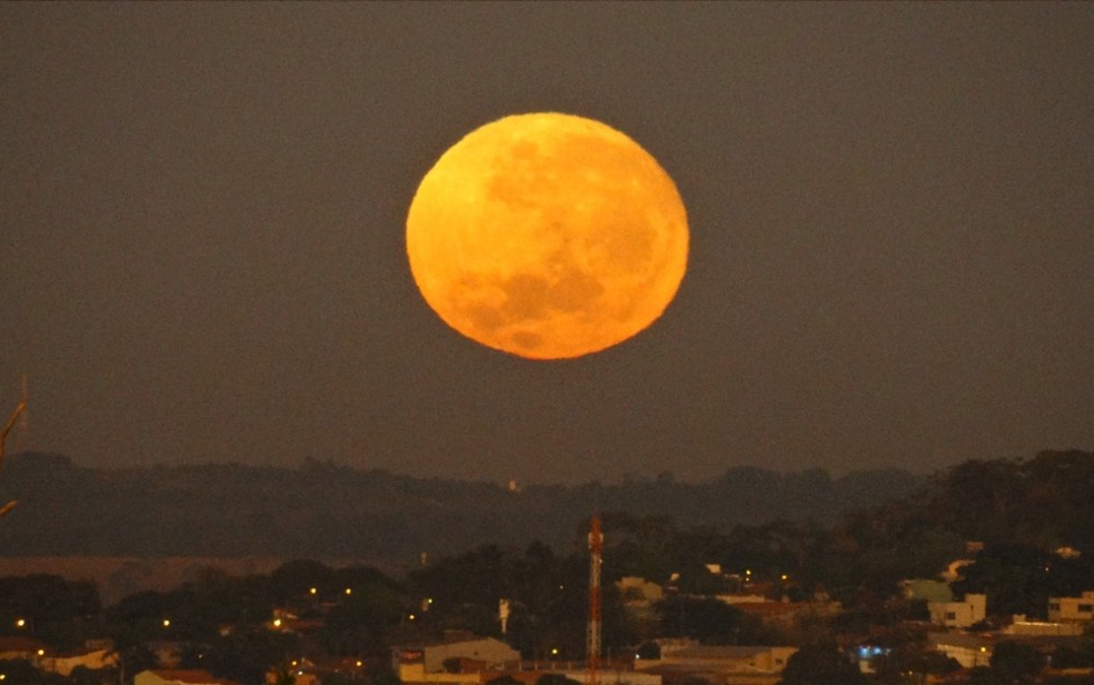 Lua cheia vista em Goiânia na terça-feira, 12 de julho de 2022 — Foto: Reprodução/Clayton Gubio