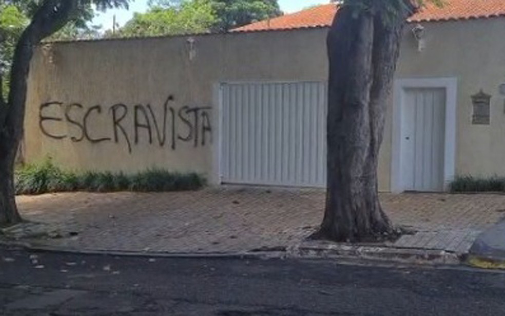 Casa de casal acusado de manter idosa em situação análoga à escravidão é pichada em Ribeirão Preto, SP — Foto: Redes Sociais