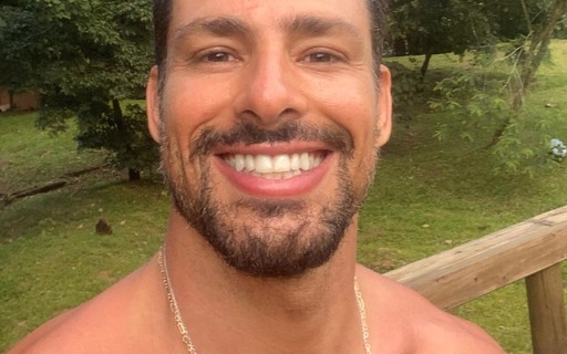 Cauã Reymond faz selfie sem camisa e brinca: "Hoje sem look"