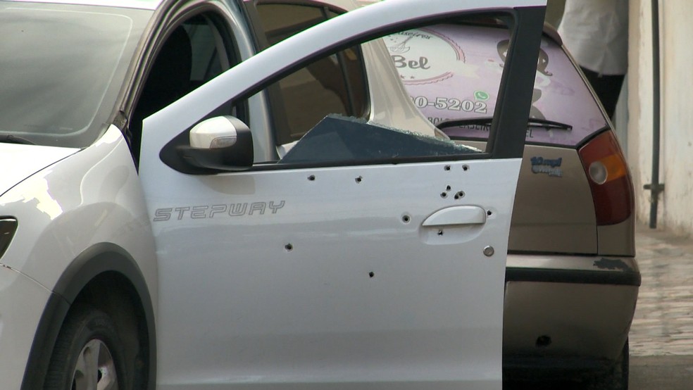 Carro de motorista de aplicativo foi alvejado por cerca de 20 tiros na Serra. Vítima morreu — Foto: Reprodução/TV Gazeta
