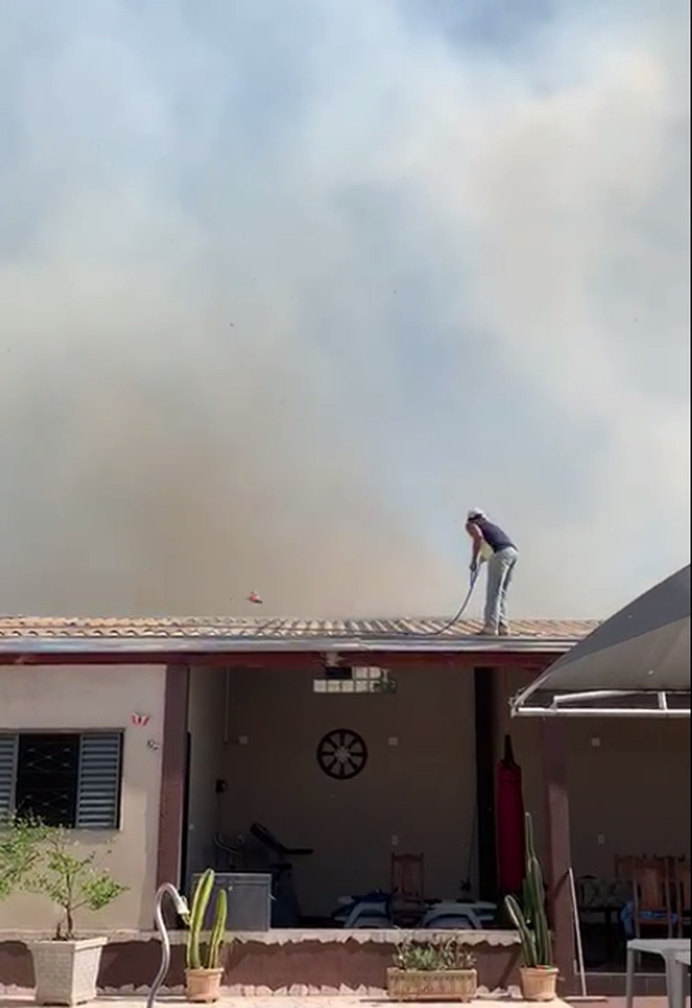 Moradores usaram mangueiras para controlar inc&ecirc;ndio em Rio Preto &mdash; Foto: Arquivo Pessoal 