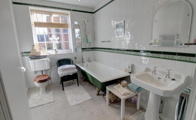 Banheiro do imóvel (Foto: Reprodução: Site Rightmove)