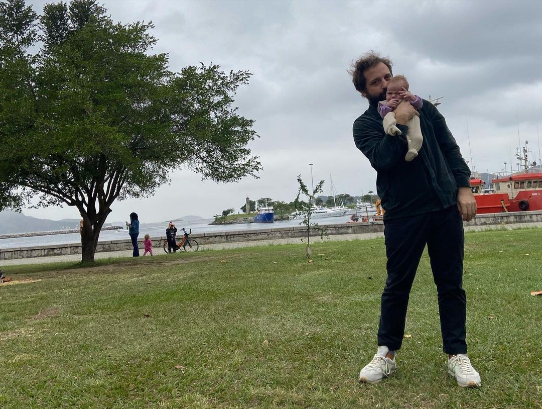 Gregório Duvivier passeia com Celeste (Foto: Reprodução Instagram)