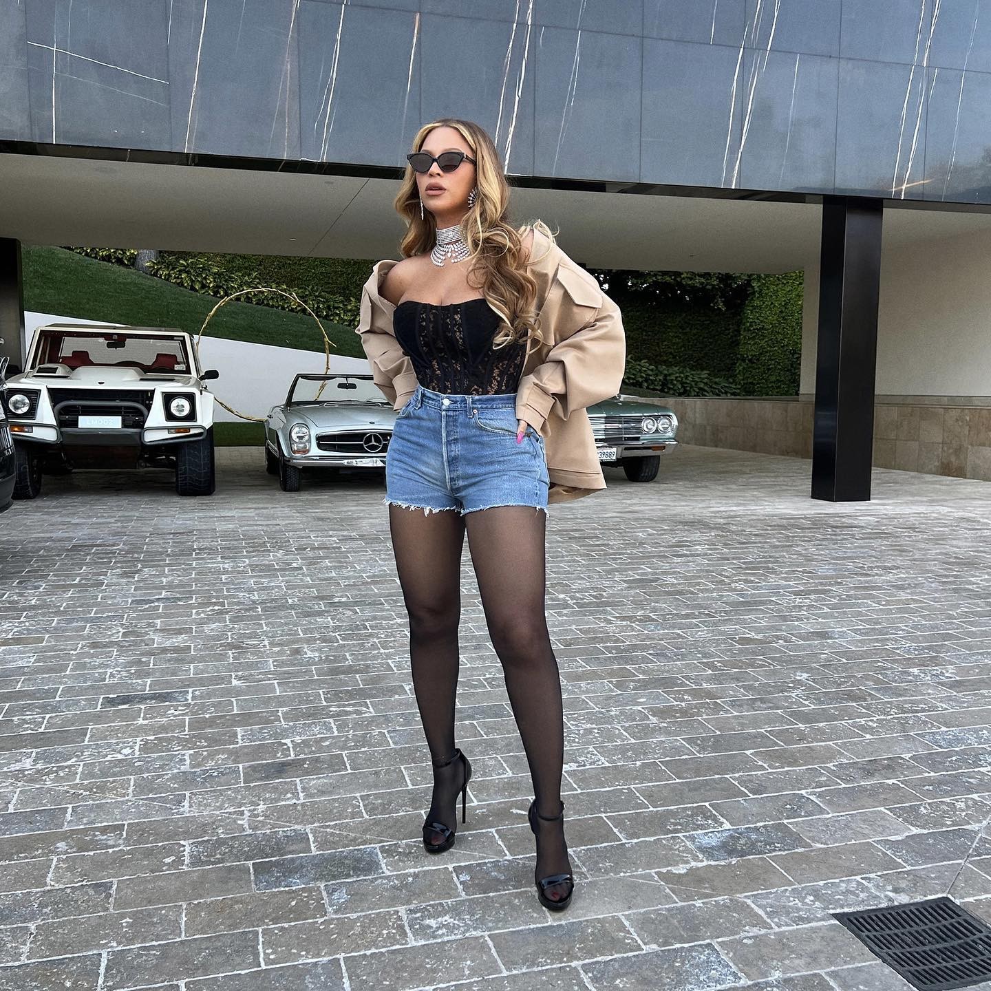 Beyoncé chama atenção com look fashionista e exibe coleção de carros em mansão (Foto: Reprodução/ Instagram)