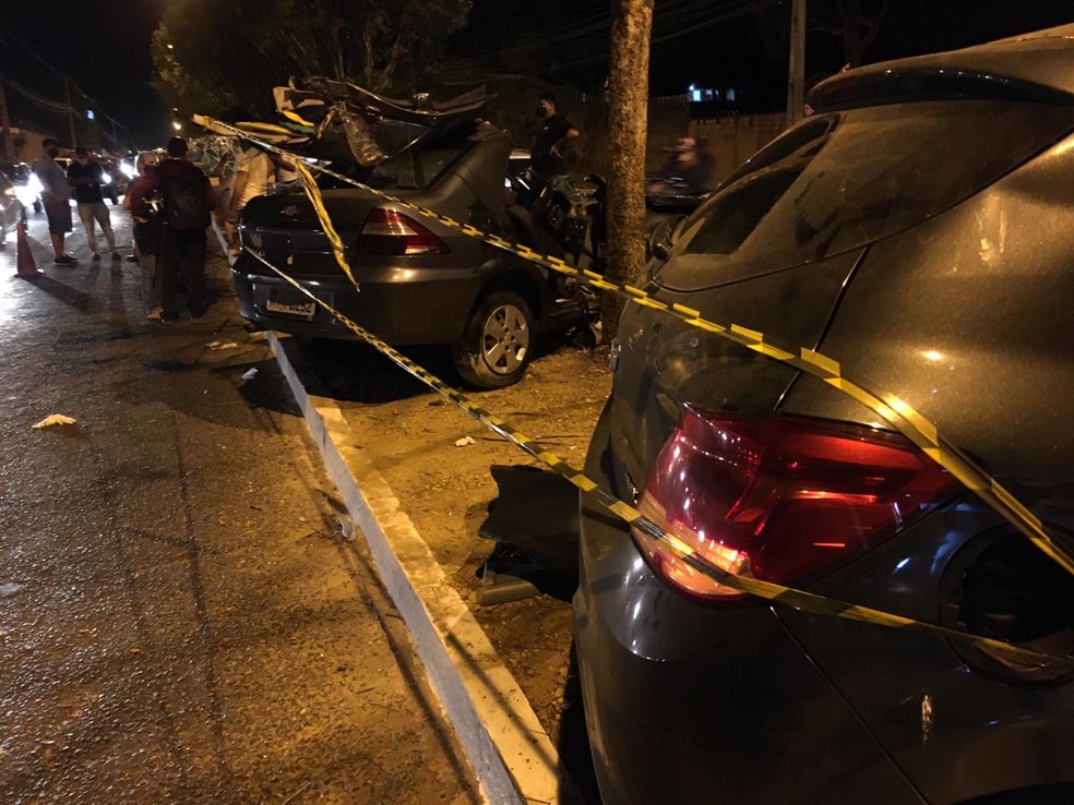Carros colidem, sobem em canteiro e vítimas ficam presas às ferragens em Teresina  — Foto: Murilo Lucena/TV Clube
