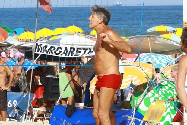 Renato Gaúcho joga futevôlei em praia do Rio (Foto: Victor Chapetta/AgNews)