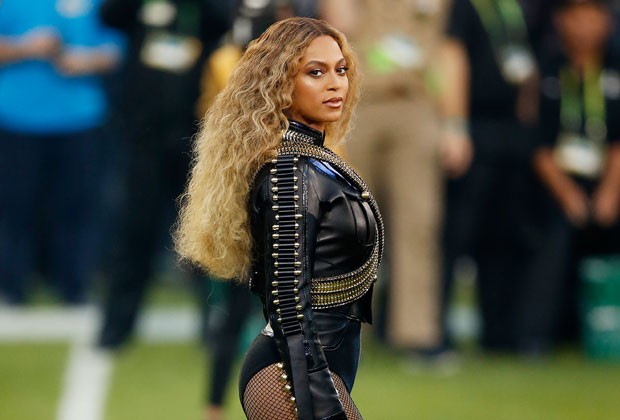 A cantora Beyonce se apresentou no último Super Bowl com o cabelo natural e cheio de volume (Foto: GettyImages)