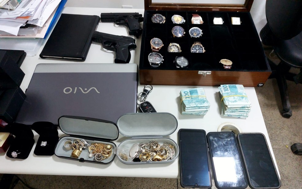 Joias, dinheiro e celulares foram alguns dos itens apreendidos — Foto: Polícia Civil
