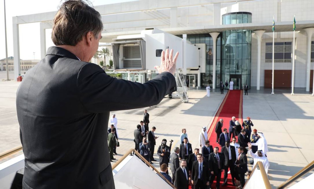 Jair Bolsonaro acena para autoridades em despedida dos Emirados Árabes Unidos, de onde seguiu para Arábia Saudita — Foto: Divulgação