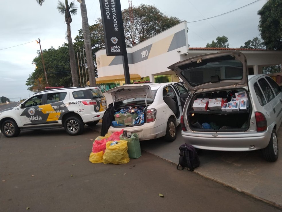 Produtos eram transportados em dois carros que foram abordados na SP-270 — Foto: Polícia Rodoviária 