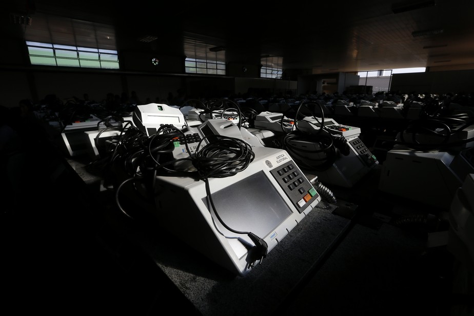 Urnas eletrônicas preparadas para a votação do primeiro turno em Brasília, em 21 de setembro