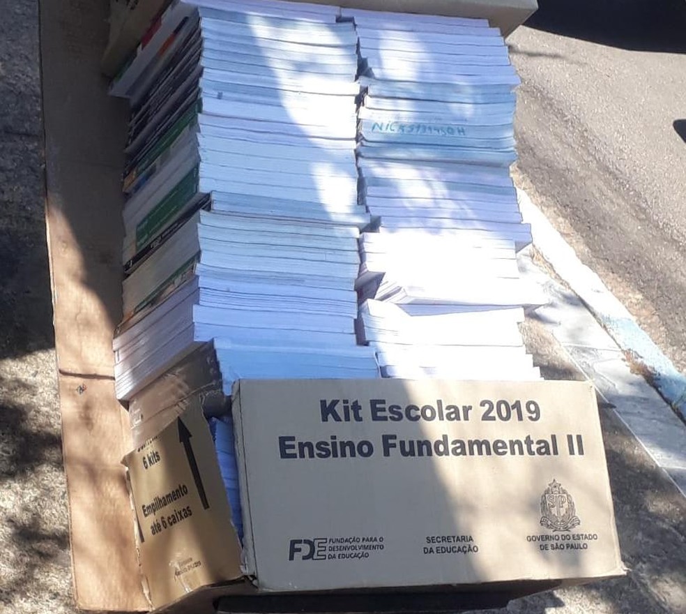 Livros didáticos são descartados em Conchas (SP) — Foto: Arquivo Pessoal
