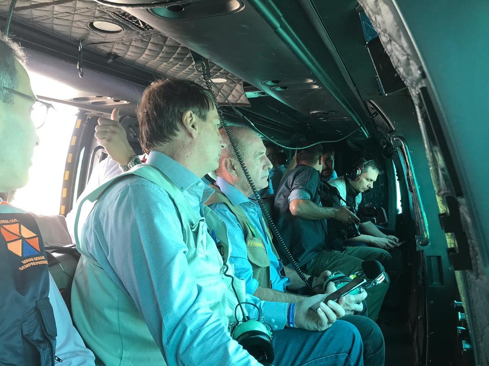 Bolsonaro e o ministro Fernando Azevedo e Silva durante sobrevoo da área atingida por rompimento da barragem em Brumadinho — Foto: Dviulgação/Presidência da República