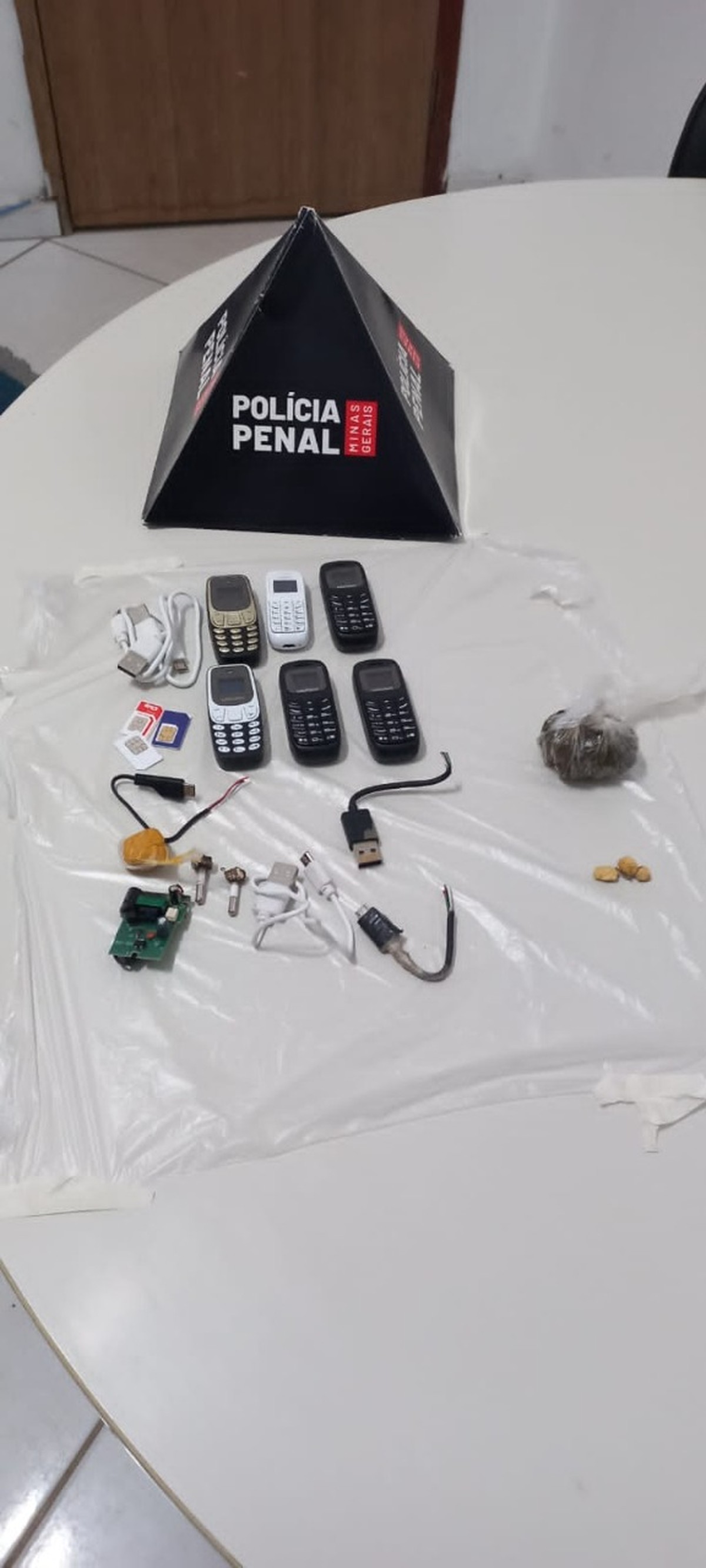 Presos são flagrados com drogas e eletrônicos no abdômen após retorno da saída temporária em MG; um deles estava com 6 celulares