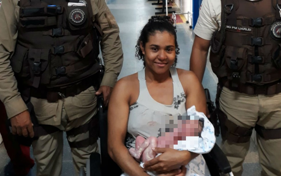 Mulher e filho foram levados para Hospital Luís Eduardo Magalhães (Foto: Divulgação/Polícia Militar)