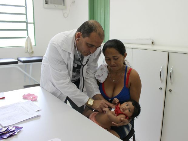 Gelcilane agradeceu atenção do médico cubano durante o pré-natal da filha Laura Nascimento (Foto: Adneison Severiano/G1 AM)