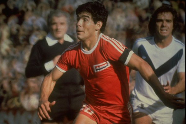 Undated:  Diego Maradona (centre) of Argentina in action during a match for Argentinos Juniors in Argentina.Mandatory Credit: Allsport UK /Allsport (Foto: Getty Images)