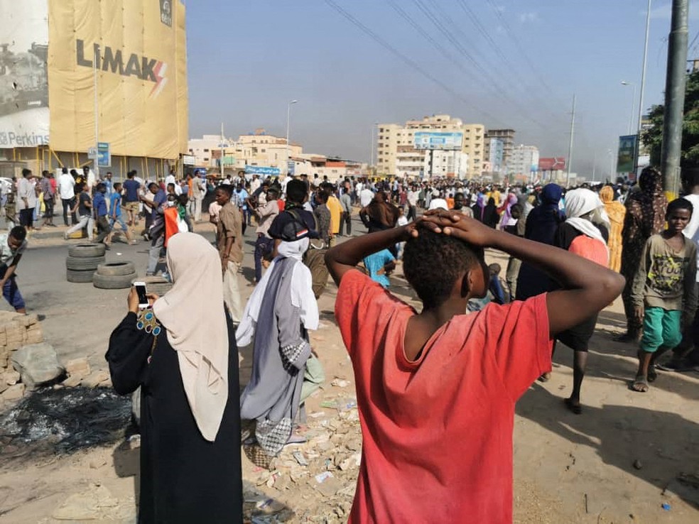 População sai às ruas de Cartum, capital do Sudão, para protestar contra o golpe militar em 25 de outubro de 2021 — Foto: AFP
