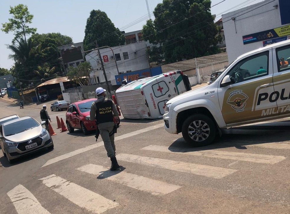 Ambulância particular de Rondônia sofreu um acidente na Rua José de Melo, em Rio Branco — Foto: Luiza Vieira/Arquivo pessoal 