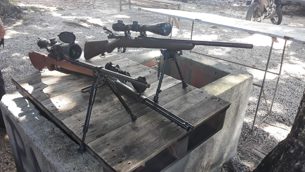 As armas estavam em local de difÃ­cil acesso  perto de um riacho no Campus do Pici, da UFC â Foto: DivulgaÃ§Ã£o/PM