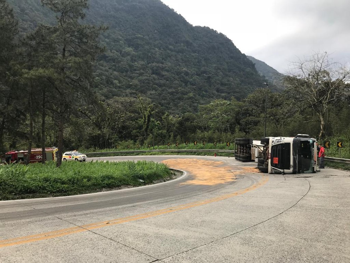 Serra Dona Francisca é interditada após caminhão com carga perigosa tombar na SC418 Santa