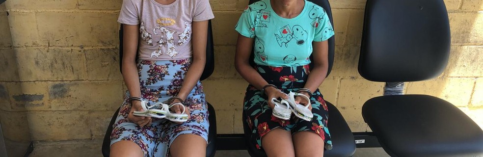 Mulheres fecharam sandálias com fita adesiva para tentar burlar revista de agentes em Maceió — Foto: Divulgação/Sindapen