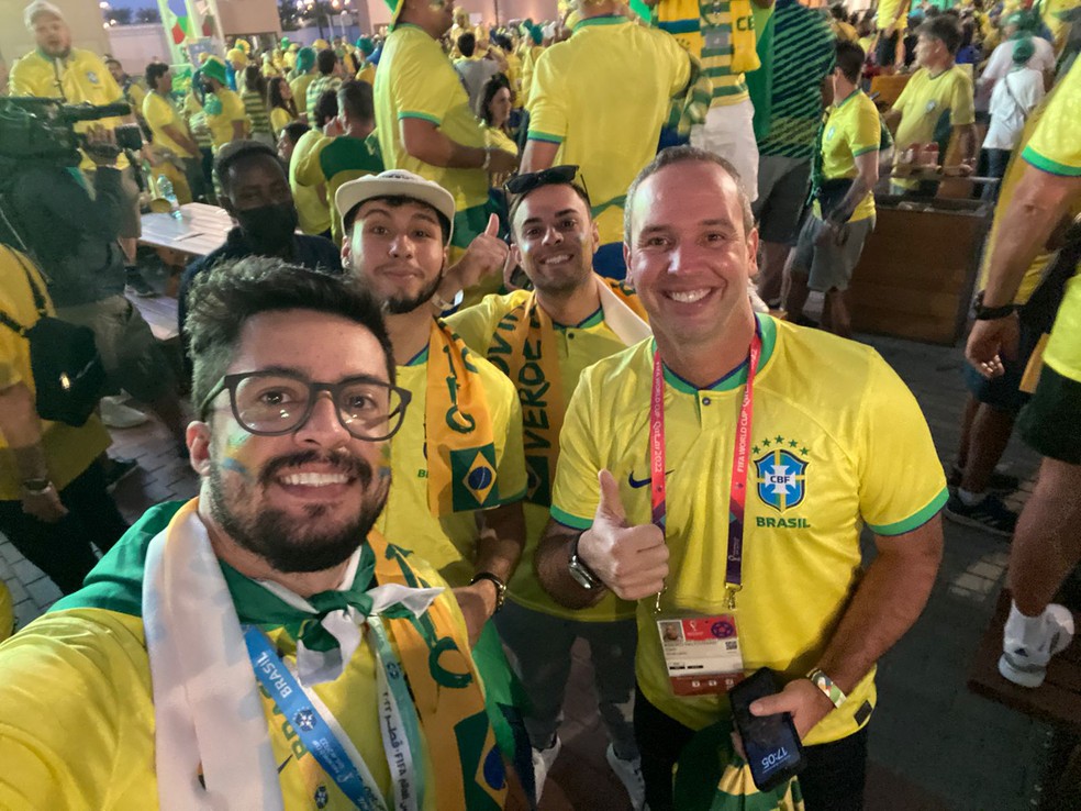 Mineiro que está no Catar aproveitou para tietar o comentarista Caio Ribeiro — Foto: Arquivo Pessoal/Gustavo Ferreira