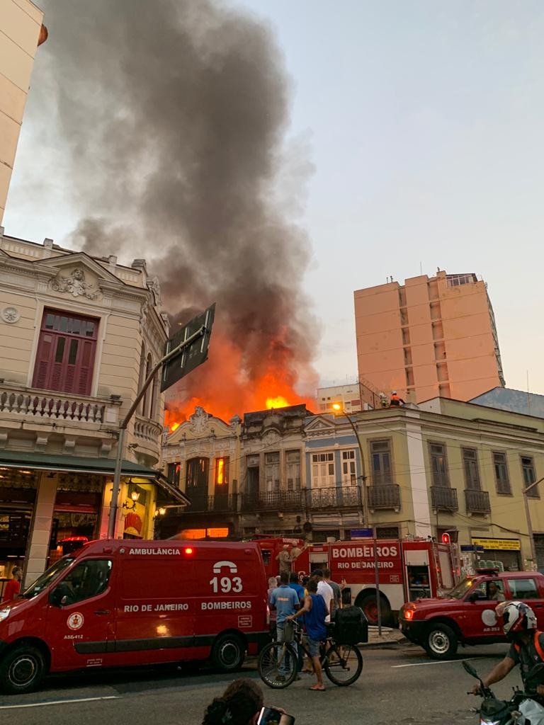 Bombeiro tenta apagar fogo de sobrado do Centro histórico do Rio 