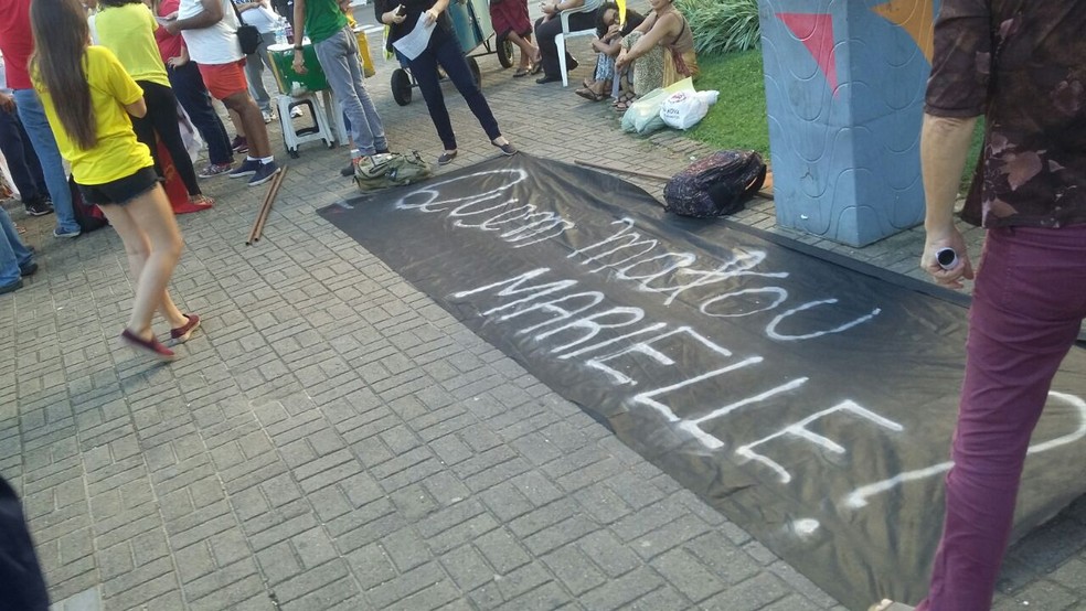 Manifestantes cobraram resoluÃ§Ã£o do inquÃ©rito da morte de Marielle Franco e protestaram contra feminicÃ­dios no RN (Foto: SÃ©rgio Henrique Santos/Inter TV Cabugi)