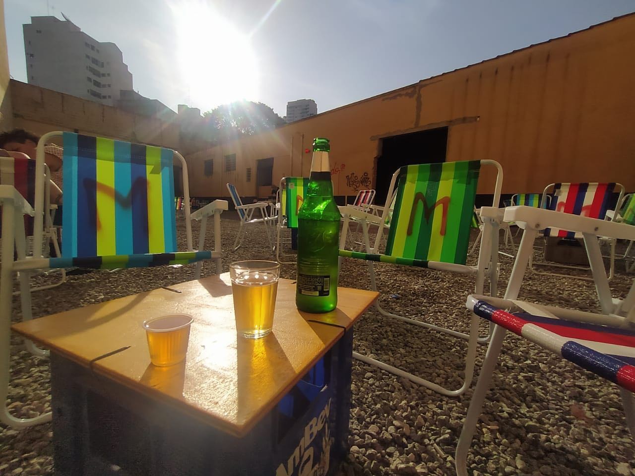 Bar funciona em espaço aberto, com cadeiras de praia (Foto: Reprodução/Instagram)