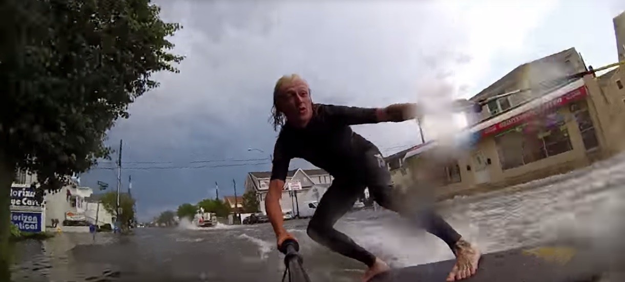 Após temporal, americanos protagonizam “surfe na enchente” em vídeo (Foto: reprodução)