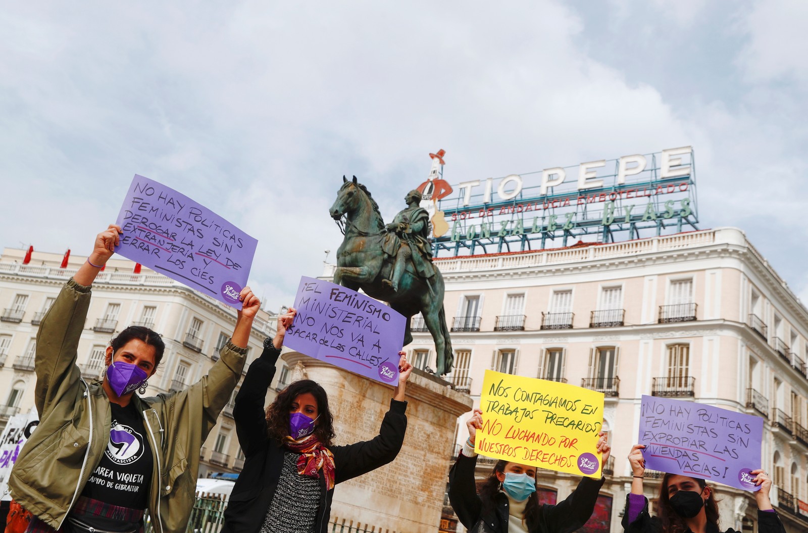 Pessoas se reúnem em uma manifestação para marcar o Dia Internacional da Mulher, apesar de terem sido proibidas pelas autoridades locais devido às restrições devido à pandemia, na praça Porta do Sol, onde fica o Marco Zero de Madrid, EspanhaREUTERS