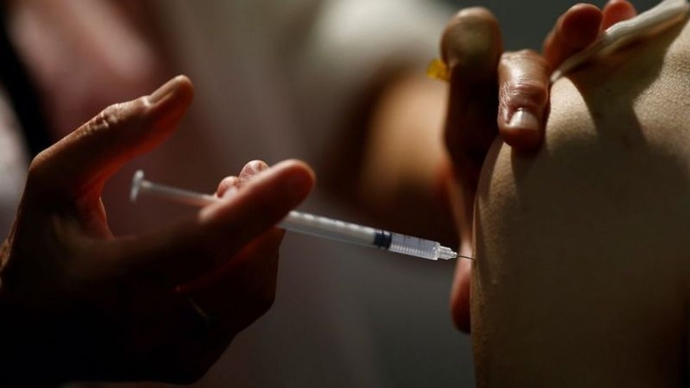 Especialistas dizem que descobertas reforçam argumento para aumentar imunidade por meio da vacinação — Foto: Reuters/BBC