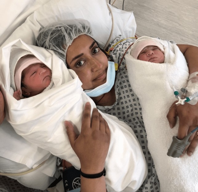 Primeira foto de Priya com as filhas gêmeas  (Foto: Reprodução Instagram)
