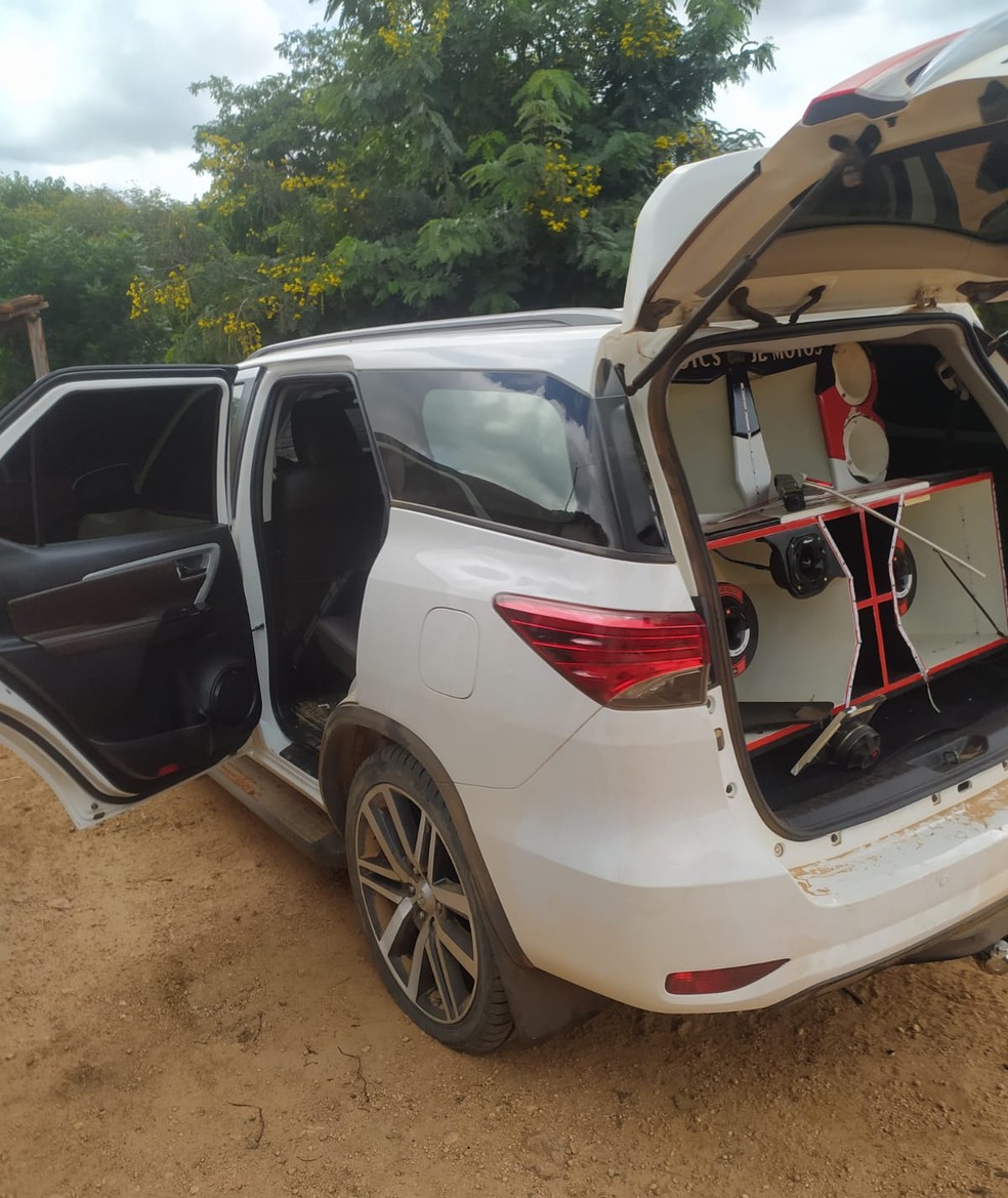 Veículo do empresário, que havia sido roubado, também foi encontrado pela polícia — Foto: Divulgação/PM