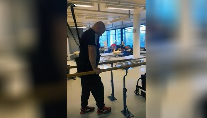 Homem de 47 anos com paraplegia incompleta consegue andar após terapia que combina estimulação elétrica e magnética (Foto: Divulgação/University of Helsinki)