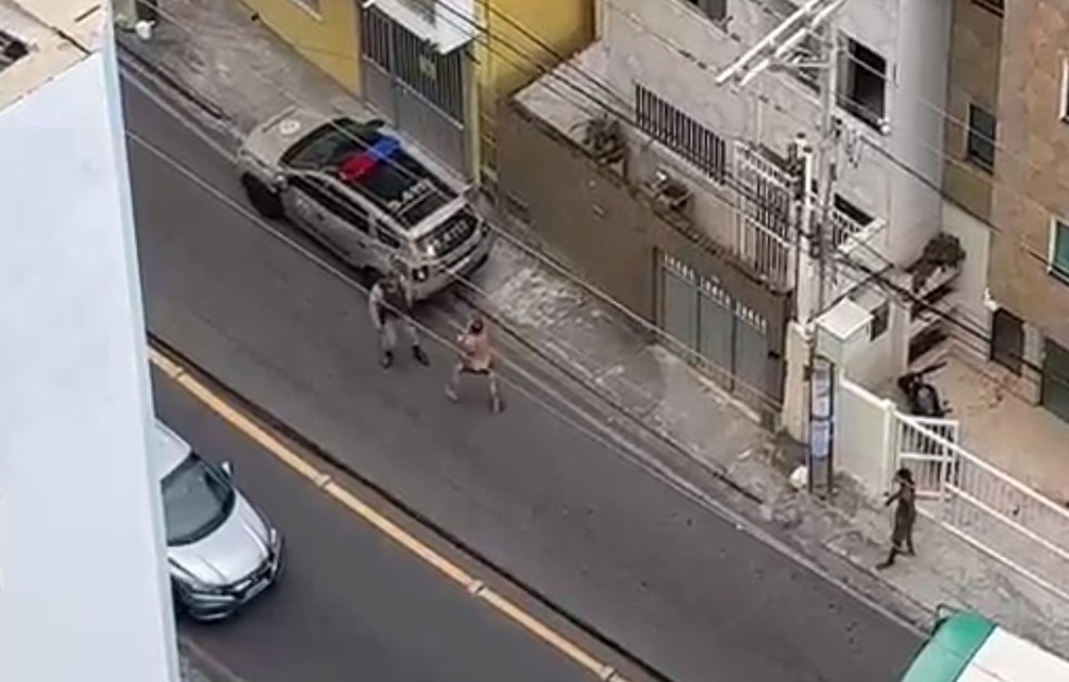 Homem agride ex-mulher e discute com policiais em Salvador — Foto: Redes Sociais