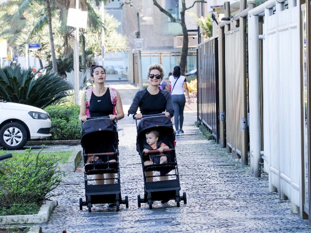 Nanda Costa e Lan Lanh levam filhas para passear em orla da zona sul do Rio de Janeiro (Foto: JC Pereira / AgNews )