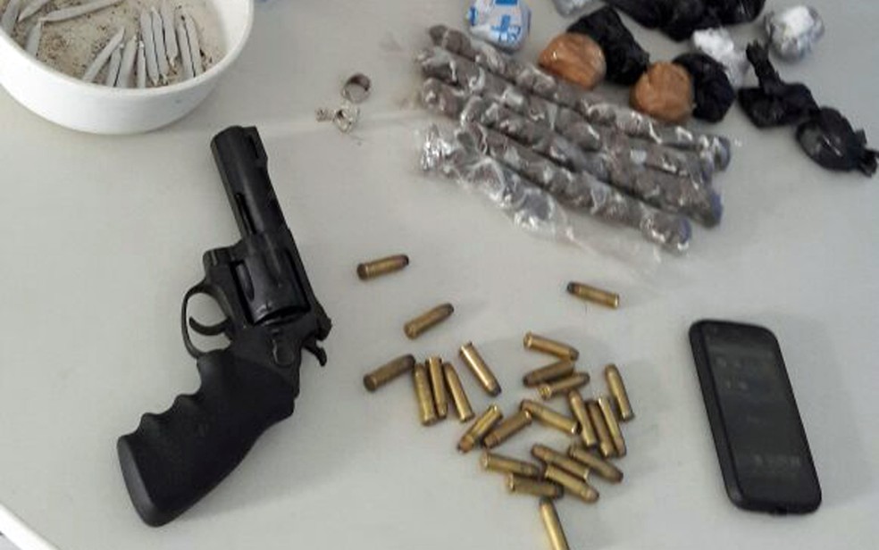 Polícia apreendeu armas e drogas durante operação que desarticulou três quadrilhas (Foto: Divulgação/Polícia Civil)